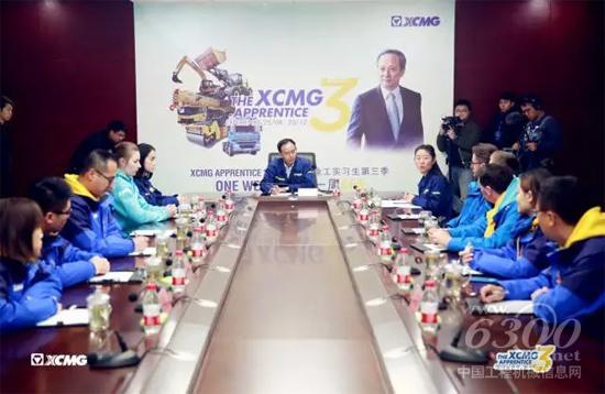 徐工集團副總經(jīng)理、徐工挖機總經(jīng)理李宗與實習(xí)生親切交流