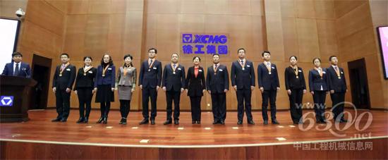 公司黨委委員、副總經理韓冰為一星年功榮譽代表頒獎