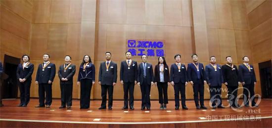 公司黨委委員、工會主席張守航為二星年功榮譽代表頒獎