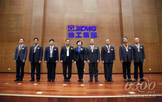 公司黨委副書記、紀委書記李格為四星年功榮譽代表頒獎