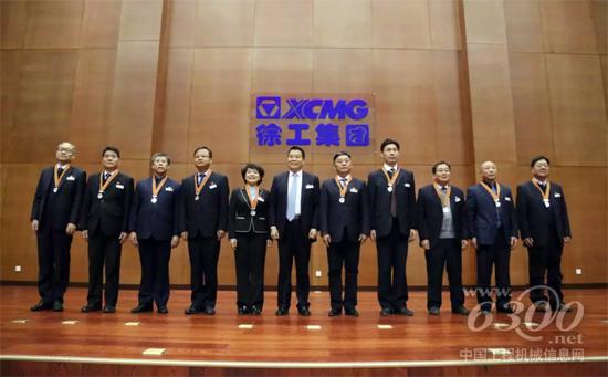 公司黨委委員、副總裁吳江龍為三星年功榮譽代表頒獎