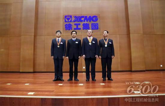 公司黨委副書記、副總裁李鎖云為五星年功榮譽代表頒獎