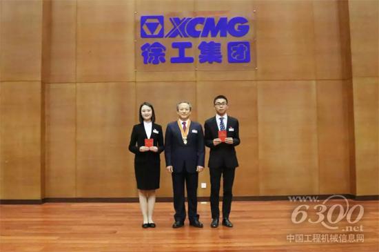 王民同時向兩位新員工贈送新版《黨章》