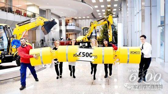 歡慶圣誕節！JCB 員工每人獲獎500英鎊！