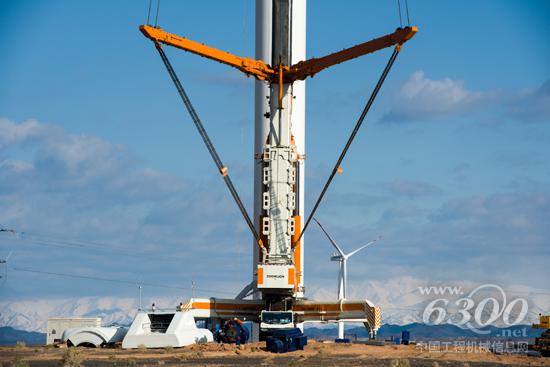 中聯重科QAY2000噸全地面起重機參與風電吊裝