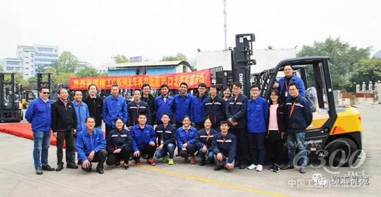 與柳工C系列叉車合影