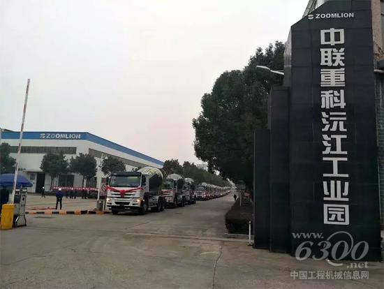 混凝土攪拌車(chē)依次排列準(zhǔn)備發(fā)往全國(guó)各地