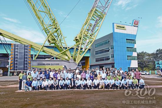 中聯(lián)重科東南亞代理商在QUY650履帶起重機(jī)前合影留念