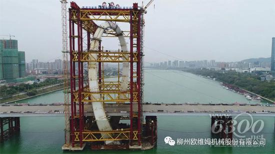 柳州白沙大橋主塔液壓吊裝完成合龍