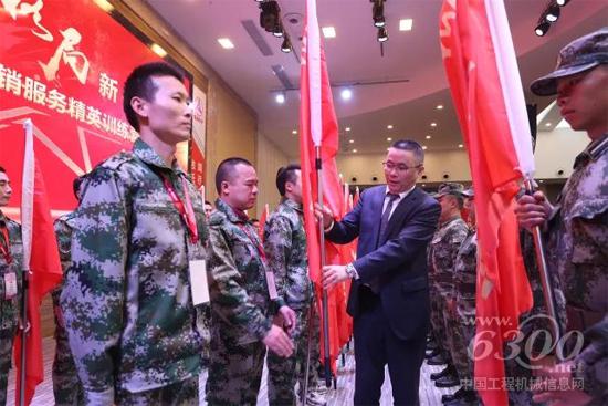 三一重工傳統業務營銷總經理何發良給各連授旗