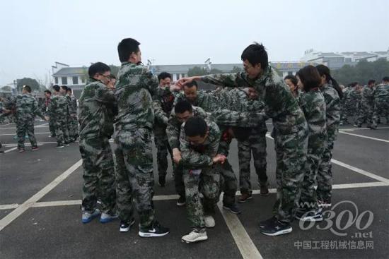 拓展訓練讓學員們打成一片