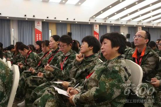 學員們認真聽課，學習營銷服務知識