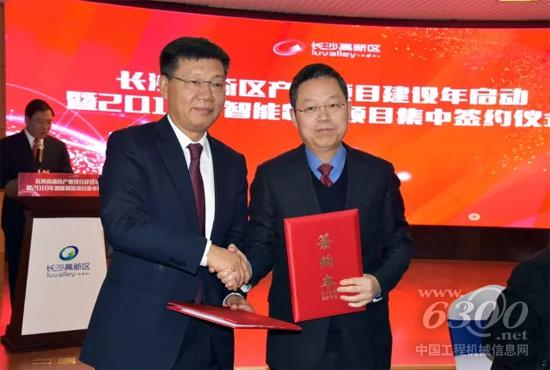長沙市高新區(qū)黨工委委員、總工會主席楊金林（右）代表高新區(qū)與中聯(lián)環(huán)境簽約