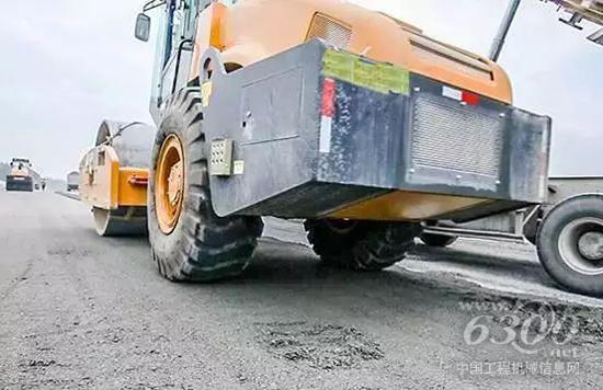 機械式單驅單鋼輪壓路機起步沖擊嚴重