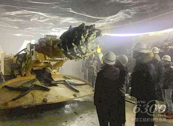 首臺EBZ200A型懸臂式隧道掘進機現場交接
