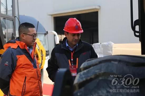 近距離檢閱三一壓路機