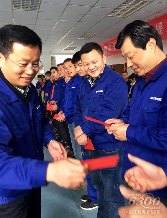江明為員工們發放新年紅包
