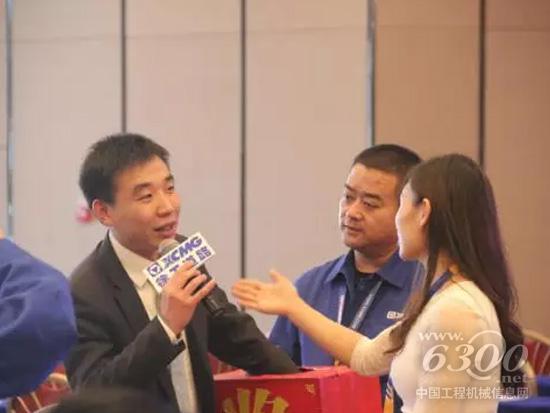 徐工道路駐烏魯木齊營銷主任張培抽取幸運獎