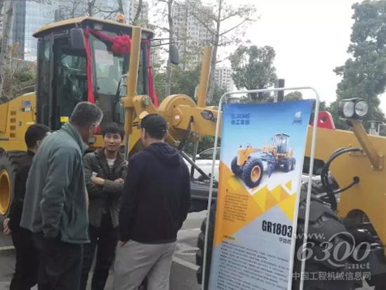 到場嘉賓參觀樣機