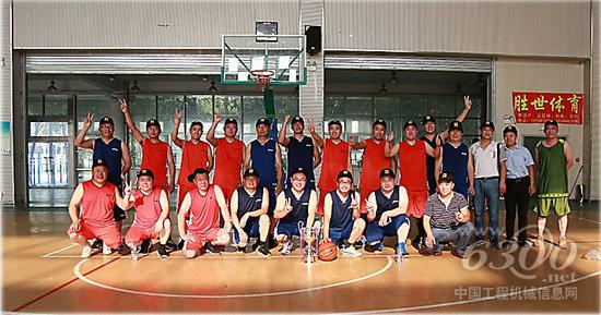 青島振華與山工機械銷售人員籃球友誼賽