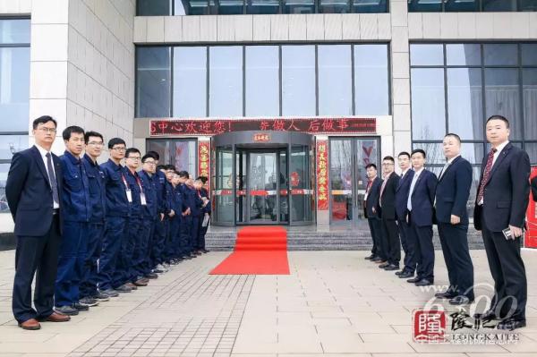 銀川站，營銷服務將士列隊歡迎客戶