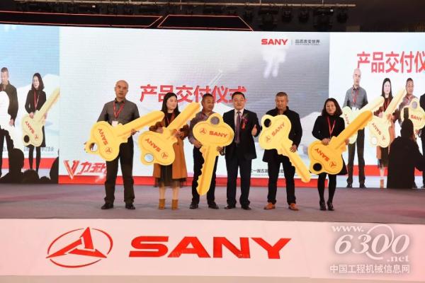 南京站，<a href=http://dealer.d1cm.com target=_blank>代理商</a>董事長給購買泵車的客戶交付金鑰匙