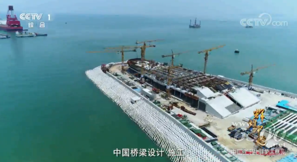 △中聯(lián)重科塔機產(chǎn)品參建港珠澳大橋（圖片來源于央視紀錄片《輝煌中國》）