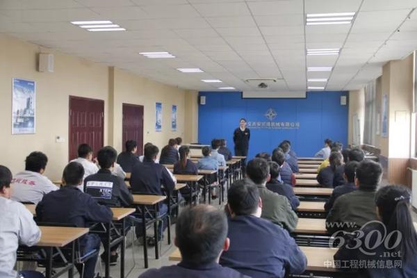 公司副總經理、安全總監李楊軍講話