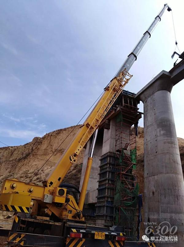 柳工起重機護航內蒙鐵路建設