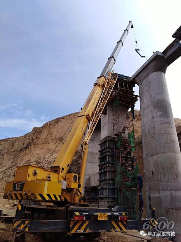 柳工起重機護航內蒙鐵路建設