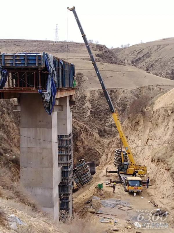 柳工起重機護航內蒙鐵路建設