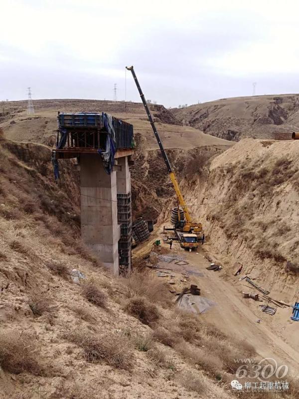 柳工起重機護航內蒙鐵路建設