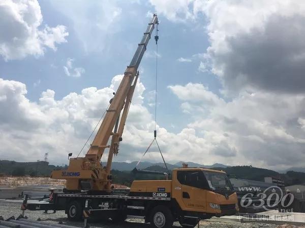在一處隧道建設(shè)處，徐工起重機(jī)正緊張的忙碌著。