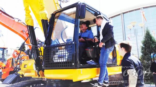 游客試駕柳工設備