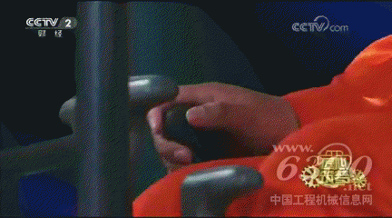 這撥操作666！力大無窮的挖掘機在他手中靈活無比！可將螺母當積木！