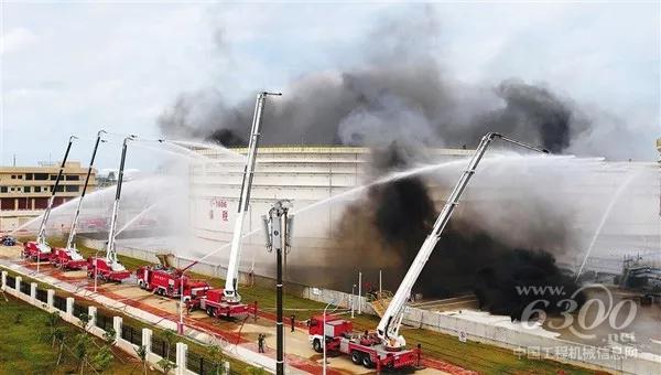徐工舉高噴射消防車集群參與國內(nèi)首次大規(guī)模消防跨海演練