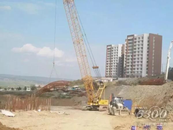 徐工履帶吊在土耳其卡拉比克進行鋼筋籠的吊裝作業