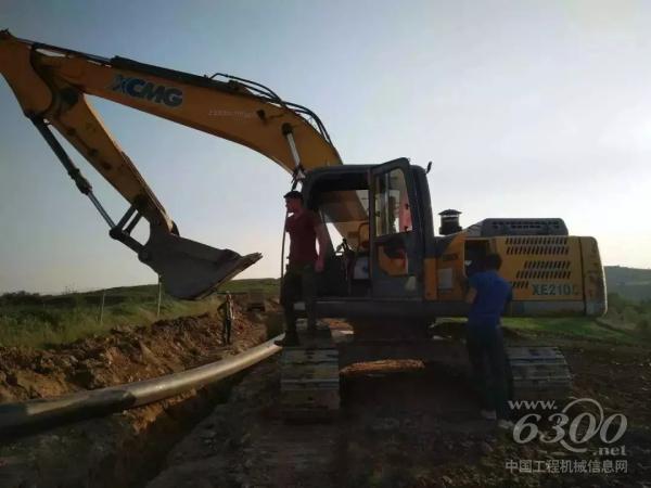 徐工挖機參與土耳其棉花堡管路埋設