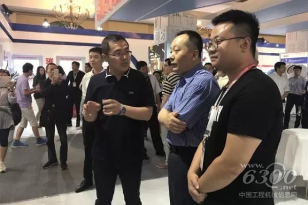 國家發改委產業司輕紡處處長李平蒞臨三一展臺