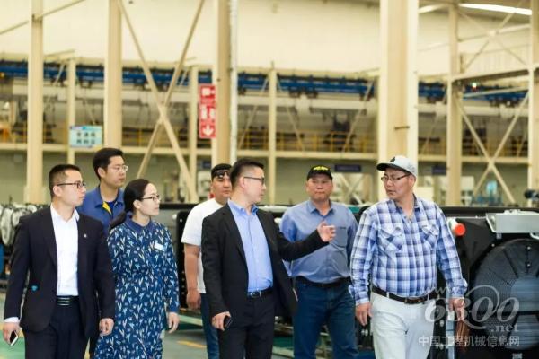 客戶一行人參觀徐工大噸位智造基地