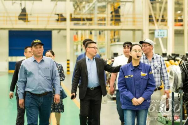 客戶參觀徐工大噸位裝載機制造基地，感受大國智造