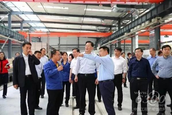 徐州市委常委王強在公司總經理楊東升和陳登民的陪同下進行現場參觀