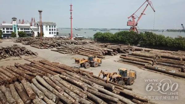 徐工大噸位夾木鉗裝載機LW800KN港口作業(yè)