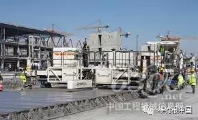 福格勒攤鋪機對多條飛機跑道和滑行道進行瀝青攤鋪