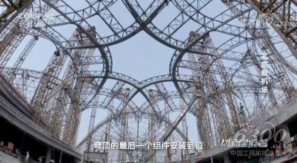 △中聯(lián)重科4.0起重機(jī)正在建設(shè)北京新機(jī)場(chǎng)。
