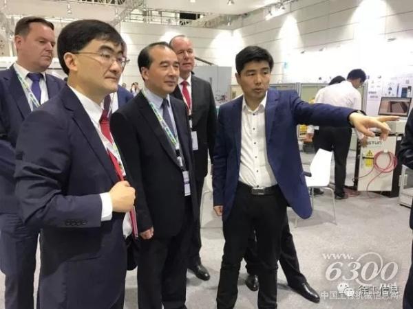南京副市長蔣躍建（一排中間）蒞臨徐工信息展臺參觀，徐工信息總經(jīng)理張啟亮（一排右側(cè)）現(xiàn)場講解