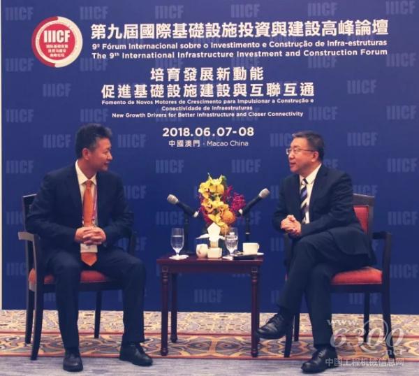 黃海波總裁與中國對外承包工程商會會長房秋晨先生親切交談