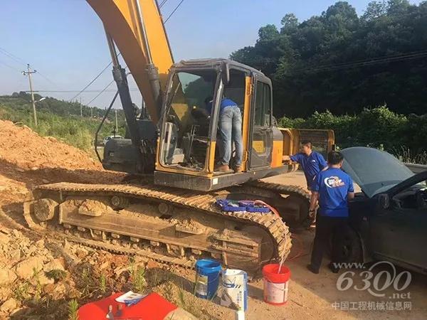 服務工程師為設備進行全面檢修