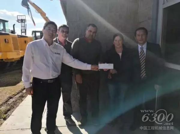 拉美公司副總張瑞濤及拉美區域高級配件經理楊峰為設備采購用戶授予服務贈券
