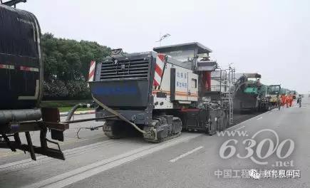 瀝青路面就地冷再生機組施工現場